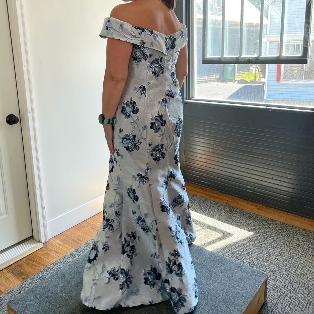 Christina Wu Elegance gown size 14 silver and navy print - Picture 6 of 6